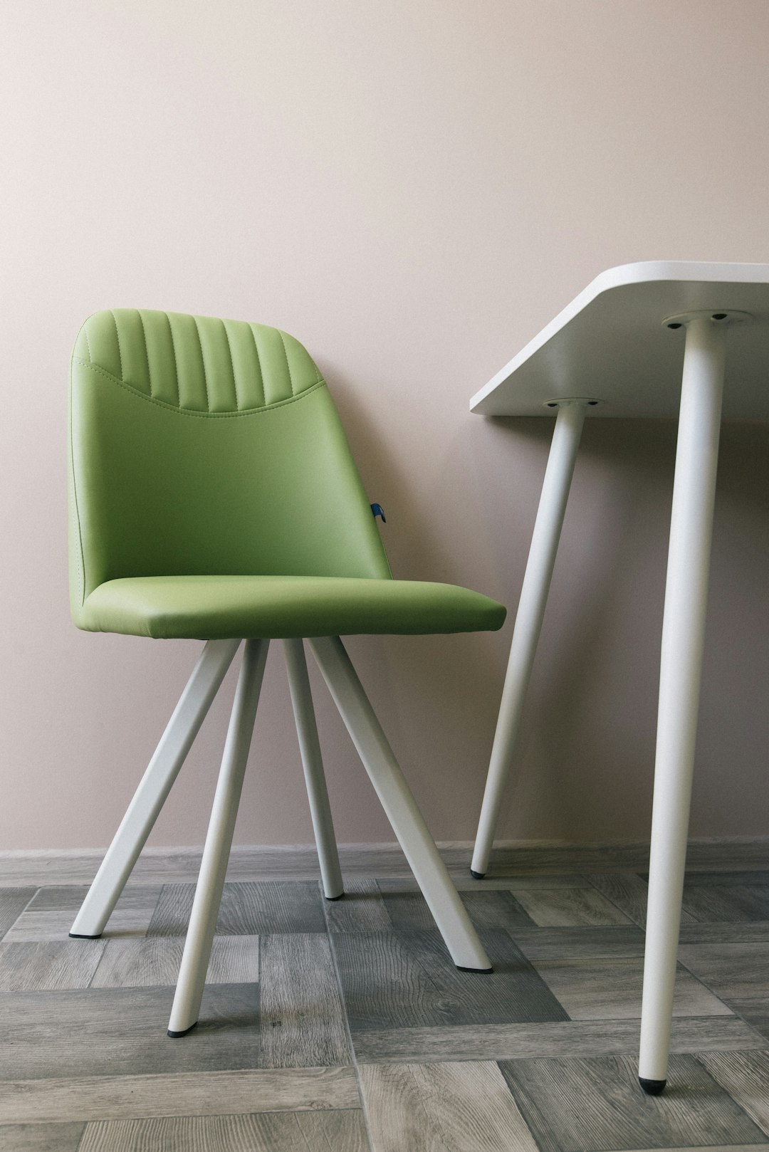 white-and-green-chair-beside-white-wall-zrebambvfac